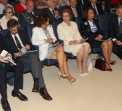 Doña Sofía conversa con la alcaldesa de Madrid momentos antes del concierto